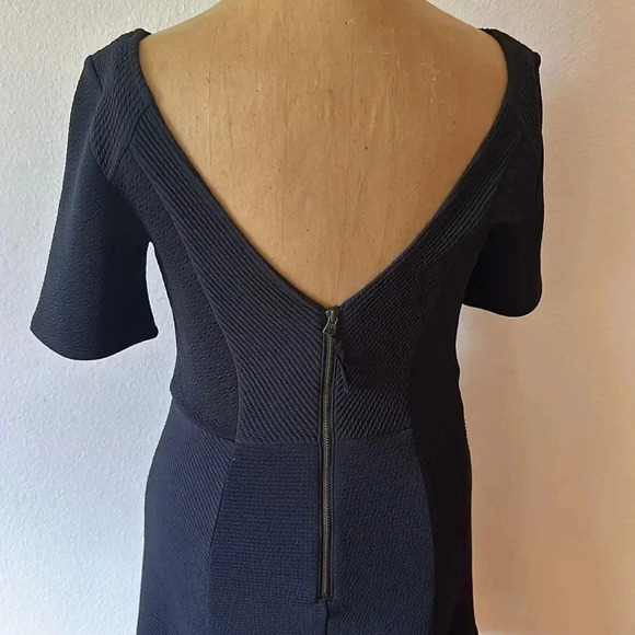 HD in Paris sz 2 little black dress, cap sleeves, back zip with ruffle bottom - Picture 5 of 9